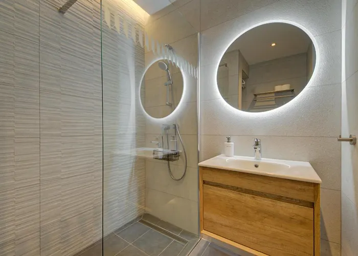 Juliet Residence, 2 , Your Away From In By Sf Homes Apartament